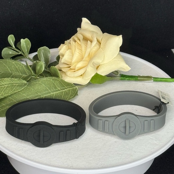 Marc By Marc Jacobs Black Turnlock Rubber Stretch Bracelet - Picture 4 of 4